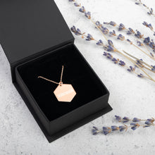 SOÍREMAÍN HEXAGON NECKLACE